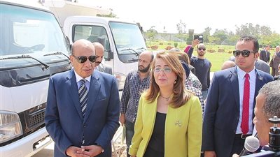 وزيرة التضامن ورئيس الهيئة العربية للتصنيع يسلمان سيارات نقل مياه شرب لـ5 جمعيات أهلية 