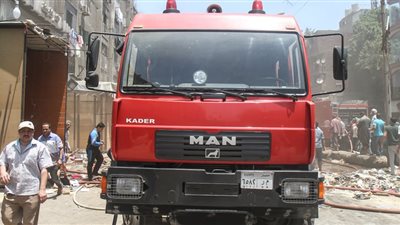 اندلاع حريق بمصنع بلاستيك وإصابة 3 ببرج العرب 