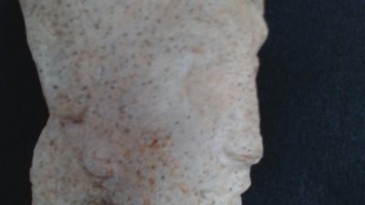 اكتشاف رأس تمثال «إخناتون» بمعبد آتون الكبیر بالمنیا