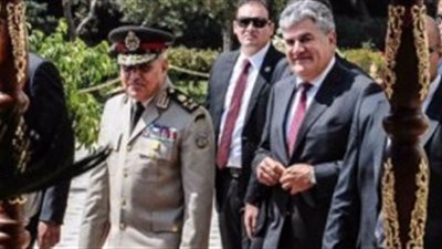 الرئيس السيسى ينيب وزير الدفاع لوضع إكليل زهور على ضريح جمال عبد الناصر