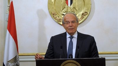 «الشريف» يكرم 3 من قيادات المحليات بالوادي الجديد