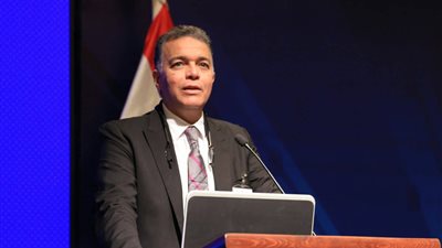«عرفات» يستعرض خطط تطوير قطاعات النقل المختلفة بمصر