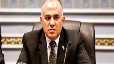 وزير الري يتلقى تقريرًا بإنجازات «حماية الشواطئ»