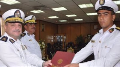 «الداخلية» تكرم طالبا بكلية الشرطة لمساعدته سيدة تعرضت للسرقة