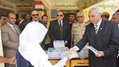  مقاعد مدرسية «هدية» القوات المسلحة لمدرستين بسوهاج