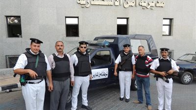 ضبط أحد الأشخاص وزوجته لقيامهما بسرقة 276 ألف دولار و224 ألف جنيه