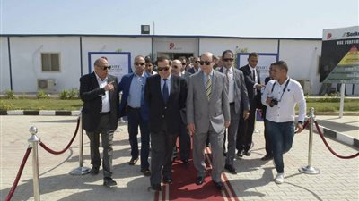 «مميش والملا» يتفقدان محطة الصب السائل وتطوير الرصيف البحري