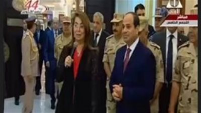 السيسي يتفقد معرض منتجات أسر الشهداء بمركز المؤتمرات الجديد