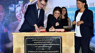 «سحر نصر» تضع حجر أساس مركز للتدريب المهني في العين السخنة بحضور ممثل «سيمنس»