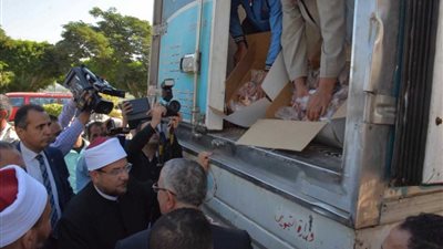 «وزير الأوقاف» يسلم 10 أطنان لحوم بالمنيا 