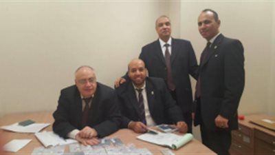 ضبط راكب حاول تهريب 37 هاتفا علي جسده