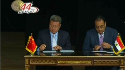 وزير الإسكان يوقع عقد إنشاء مشروع مركز الأعمال مع شركة صينية 