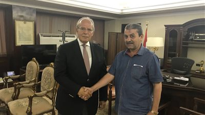 بالصور.. وزير التنمية المحلية يكرم رئيس حي شرق مدينة نصر