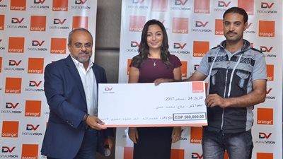«أورنچ» تسلم جائزة نصف مليون جنيه في مسابقة «كل دقيقة كسبان»