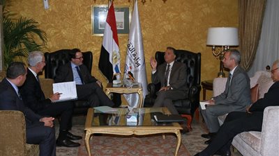 «عرفات» يلتقي رئيس شركة السكك الحديدية الفرنسية لبحث التعاون من أجل التطوير