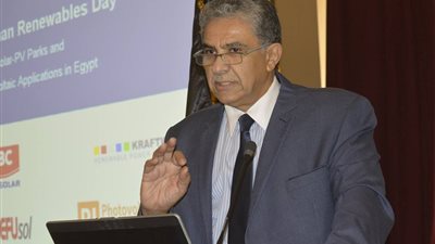 وزير البيئة: الطاقة المتجددة فى مصر تواجه مشكلة مع حزمة السياسات الملائمة 