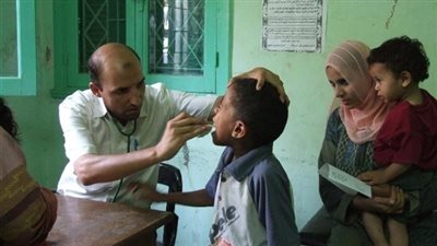 الكشف على 2423 حالة مرضية خلال قافلة علاجية بقرى المنيا