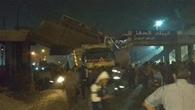 التحفظ على سائق النقل المتسبب فى حادث سقوط كوبرى للمشاة بميت حلفا