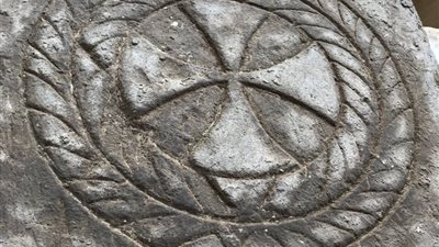 «الآثار» تعلن الكشف عن شاهد قبر يعود للعصر القبطي