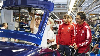 شاهد.. لاعبي بايرن ميونخ يتسلمون الطرازات الجديدة من «أودي»