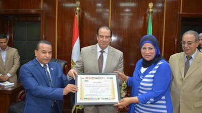 «نصاب» يكرم محافظ الدقهلية ويمنحه الدكتوراة الفخرية