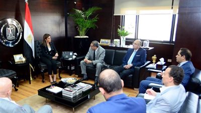 د.سحر نصر تبحث مع أعضاء بمجلس الصناعات النسيجية تطوير المنطقة الحرة بالمنيا