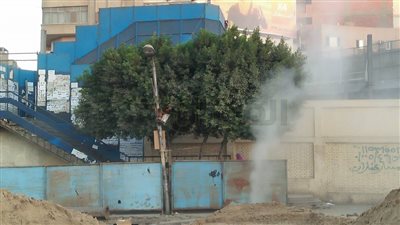 بالصور.. كسر ماسورة غاز طبيعي بكوبري القبة