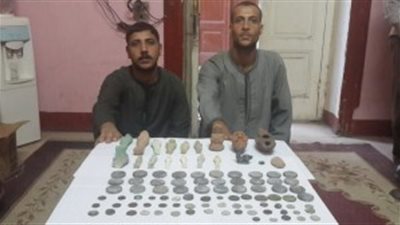 بالصور.. ضبط 99 قطعة أثرية بحوزة شخصين قبل بيعها فى أسيوط
