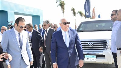بالصور.. «محافظ بورسعيد» يضع حجر الأساس لمنتجع «تاور باى» 