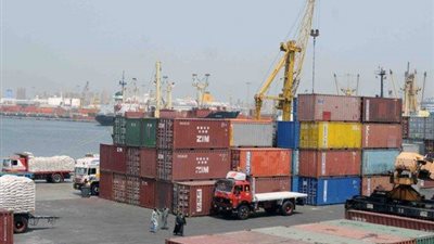 تداول 15 سفينة حاويات وبضائع عامة بموانئ بورسعيد