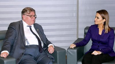 سحر نصر تبحث مع وزير خارجية فنلندا زيادة استثمارات بلاده فى مصر