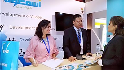 «سحر نصر» تزور جناح «اسمعونا» بمنتدى شباب العالم