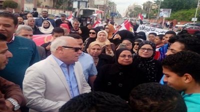 محافظ بورسعيد يشارك في وقفة «لا للإرهاب» تنديداً بحادث مسجد الروضة الإرهابي