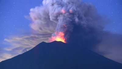 الرئيس الإندونيسى يناشد المواطنين ترك المنطقة المحيطة ببركان «أجونج»