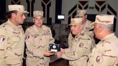 وزير الدفاع يلتقى ضباط المنطقة الجنوبية ويؤكد: استقرار الوطن مسئولية كل مصرى