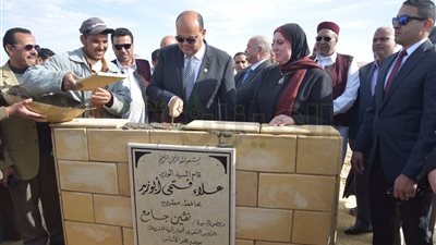 «علاء أبوزيد» و«نفين جامع» يضعان حجر أساس أول منطقة حرفية بمطروح