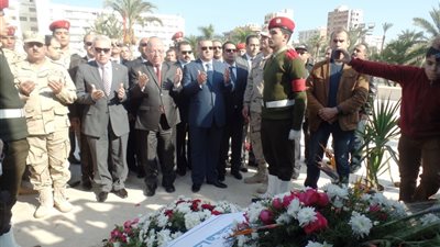 محافظ بورسعيد ومدير الأمن يضعان اكليلا من الزهور علي الشهداء