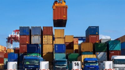 ميناء دمياط يستقبل 10 سفن حاويات وبضائع خلال 24 ساعة