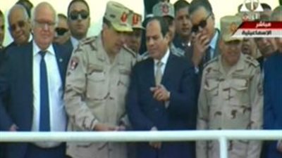 «السيسى» يتفقد أنفاق قناة السويس بعد انتهاء أعمال الحفر والتبطين