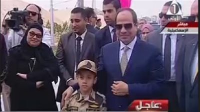 «السيسي» يقدم ابن الشهيد «منسى» لرفع ستار كوبرى والده العائم بقناة السويس