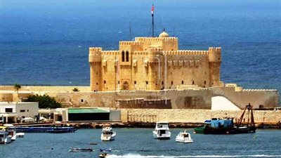 إقبال كثيف للأفواج السياحية الأجنبية على «قلعة قايتباي» بالإسكندرية
