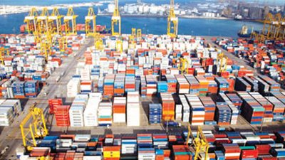 ميناء دمياط يستقبل 8 سفن حاويات وبضائع