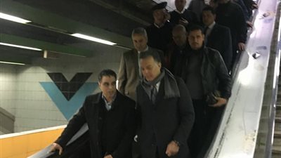 شاهد.. جولة تفقدية مفاجئة لوزير النقل فى عدد من محطات مترو الانفاق 