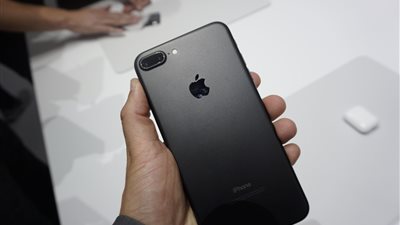 «أبل» تعترف بمشكلة في «آيفون 7» وتتعهد بإصلاحها مجانًا