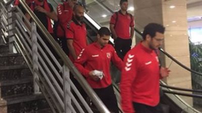 بعثة الأهلي تصل مطار القاهرة استعدادًا للسفر إلى السعودية