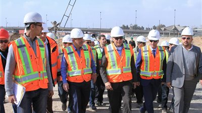 شاهد.. وزير النقل يتفقد أعمال الإنشاءات بمحطة «عدلى منصور»