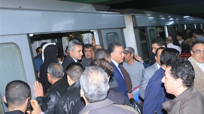 شاهد.. وزير النقل يتفقد محطة مترو «الأوبرا» بعد تجميلها بالفنون التشكيلية