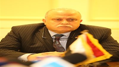 «علاء فهمي» يكلف «القابضة للصناعات الغذائية» بشراء شهادة أمان للعمالة الموسمية والمؤقتة 