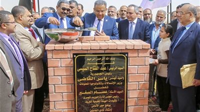 «الصغير» يضع حجر الاساس لإنشاء نادى البريد المصري بالعبور 