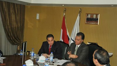 «عرفات» يبحث مع وزير قطاع الاعمال زيادة التعاون فى «النقل البحرى» 